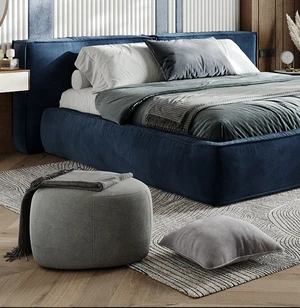 Квадратная, 45×45 см / цвет канта Velvet Lux 83 Декоративная подушка с кантом в интерьере: фото 4