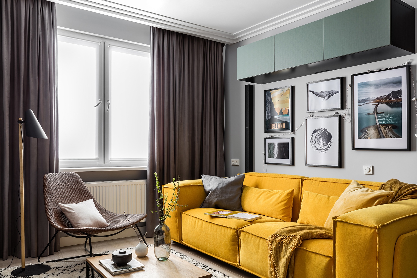 Дизайн квартиры-студии 39 м² с желтым диваном и серыми стенами для молодогочеловека с мебелью SKDESIGN