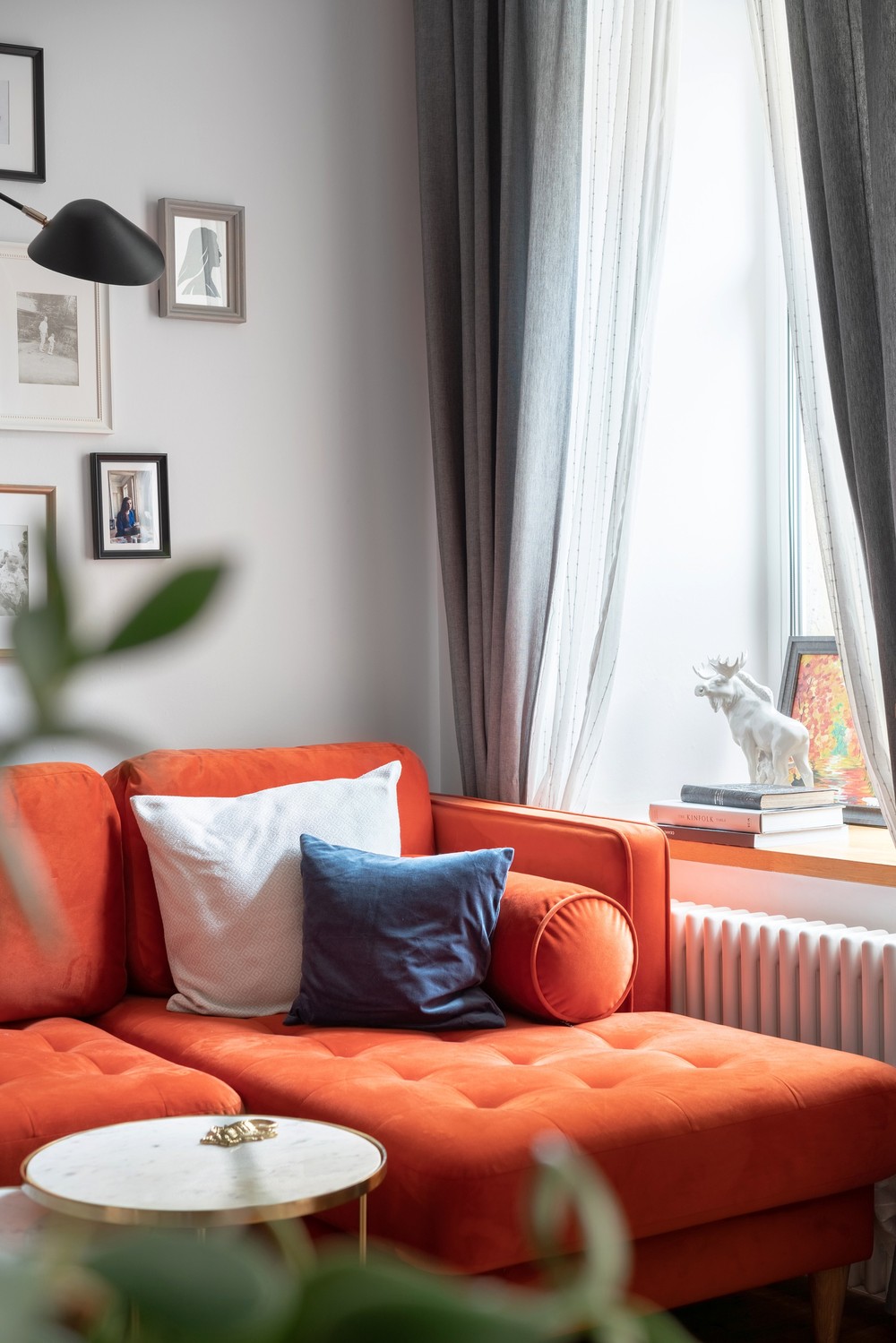 Сочный оранж от CHI DESIGN в проекте квартиры 31,8 м² для девушки: фото NaN