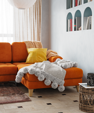 Интерьер гостиной с ярким оранжевым диваном Vittorio: фото 4