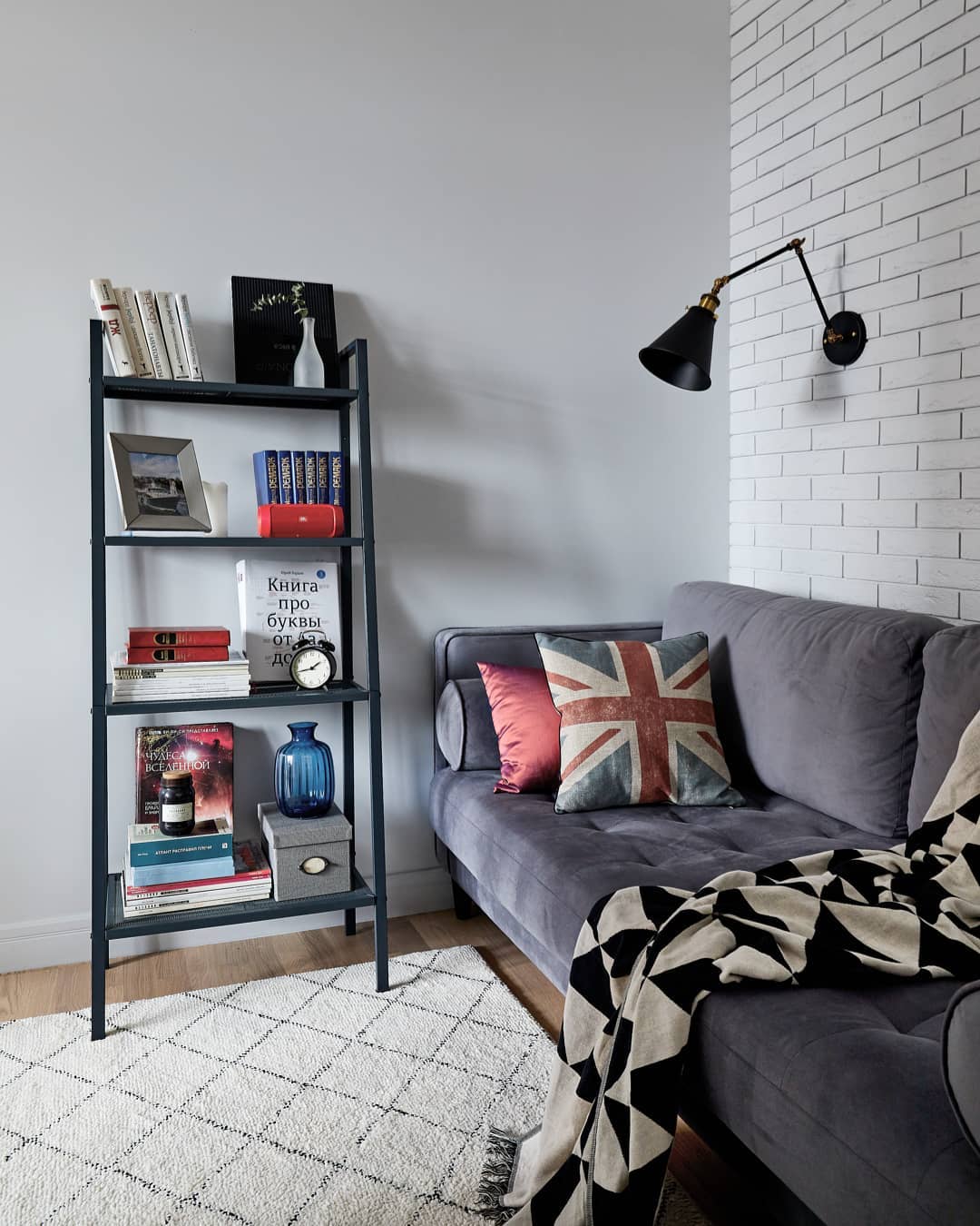 Проект однокомнатной квартиры 40 м² для девушки-путешественницы с диваном Scott: фото NaN