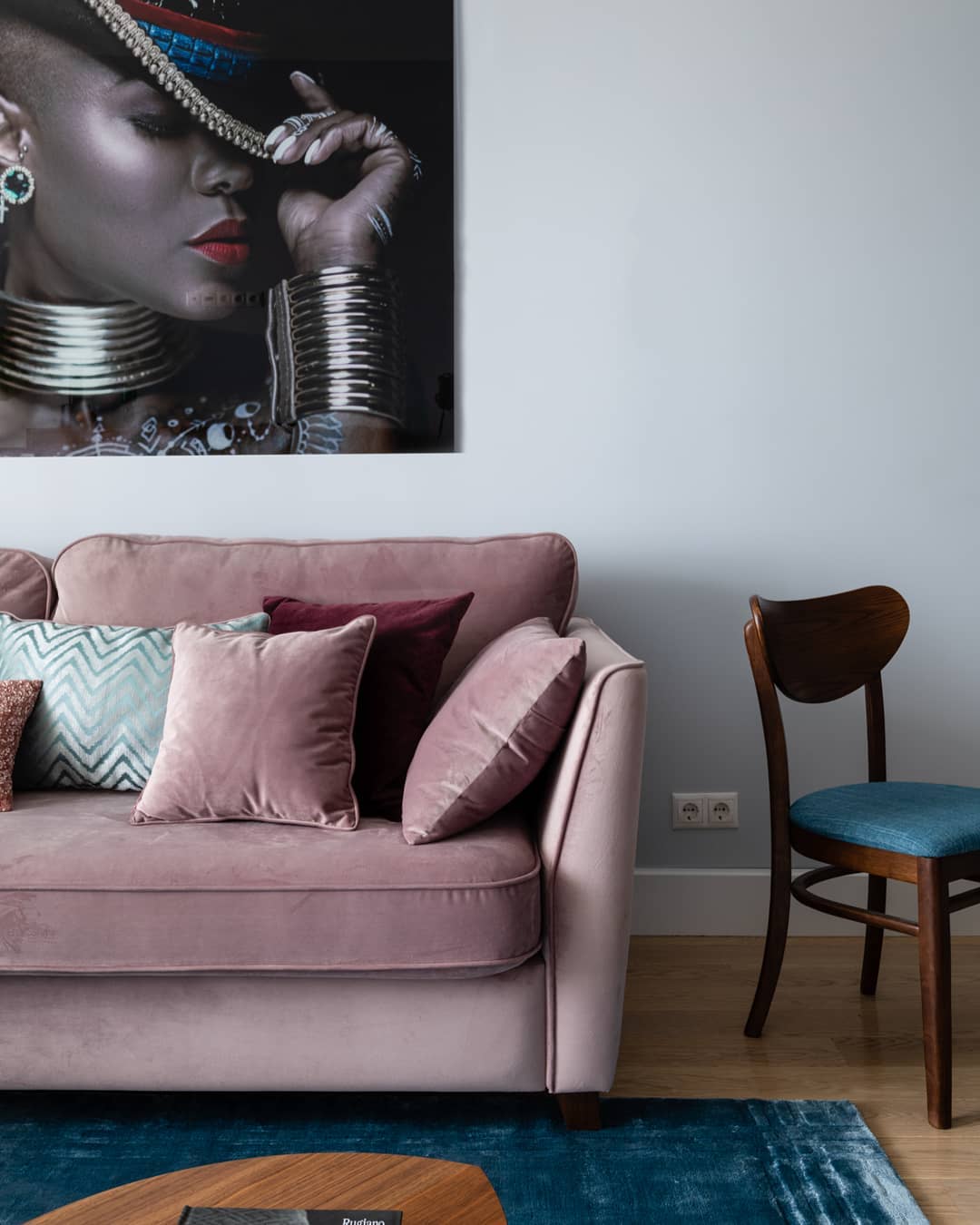 Романтика в стиле контемпорари: диван Wolsly и кровать Elle для проекта в ЖК «Отрадное»: фото NaN