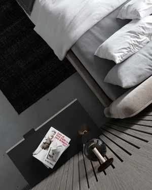 Интерьер спальни в стиле минимализм с кроватью Brooklyn на ножках: фото 2