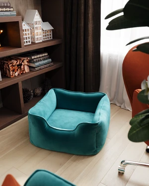 Интерьер рабочей зоны в гостиной с бирюзовым диваном Wolsly и офисным креслом Swan: фото 3