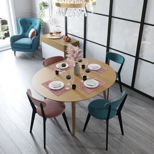 Интерьер минималистичной обеденной с розовыми и голубыми стульями Kolumbus: фото 1