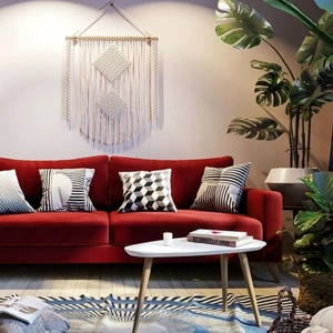 Идея дизайна интерьера гостиной с красным диваном: фото 