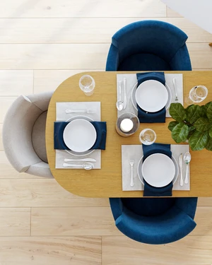 Интерьер кухни с обеденным столом Fjord, синими и бежевыми стульями Wien: фото 