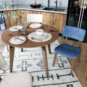 Интерьер обеденной зоны с круглым столом Oscar, синими и бежевыми стульями Nampa: фото 2
