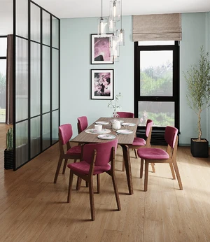 Интерьер нейтральной кухни-гостиной с розовыми стульями Tomas и столом Oscar: фото 