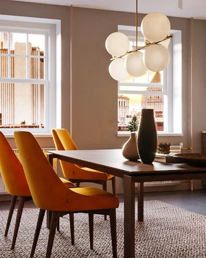 Идея интерьера обеденной зоны с желтыми стульями: фото 2