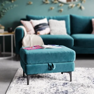 Интерьер темной гостиной с диваном Mendini сине-зеленого цвета: фото 1
