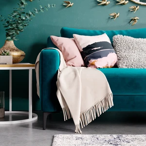 Интерьер темной гостиной с диваном Mendini сине-зеленого цвета: фото 