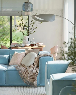 Летний интерьер кухни-гостиной в загородном доме с голубым диваном Vento: фото 2
