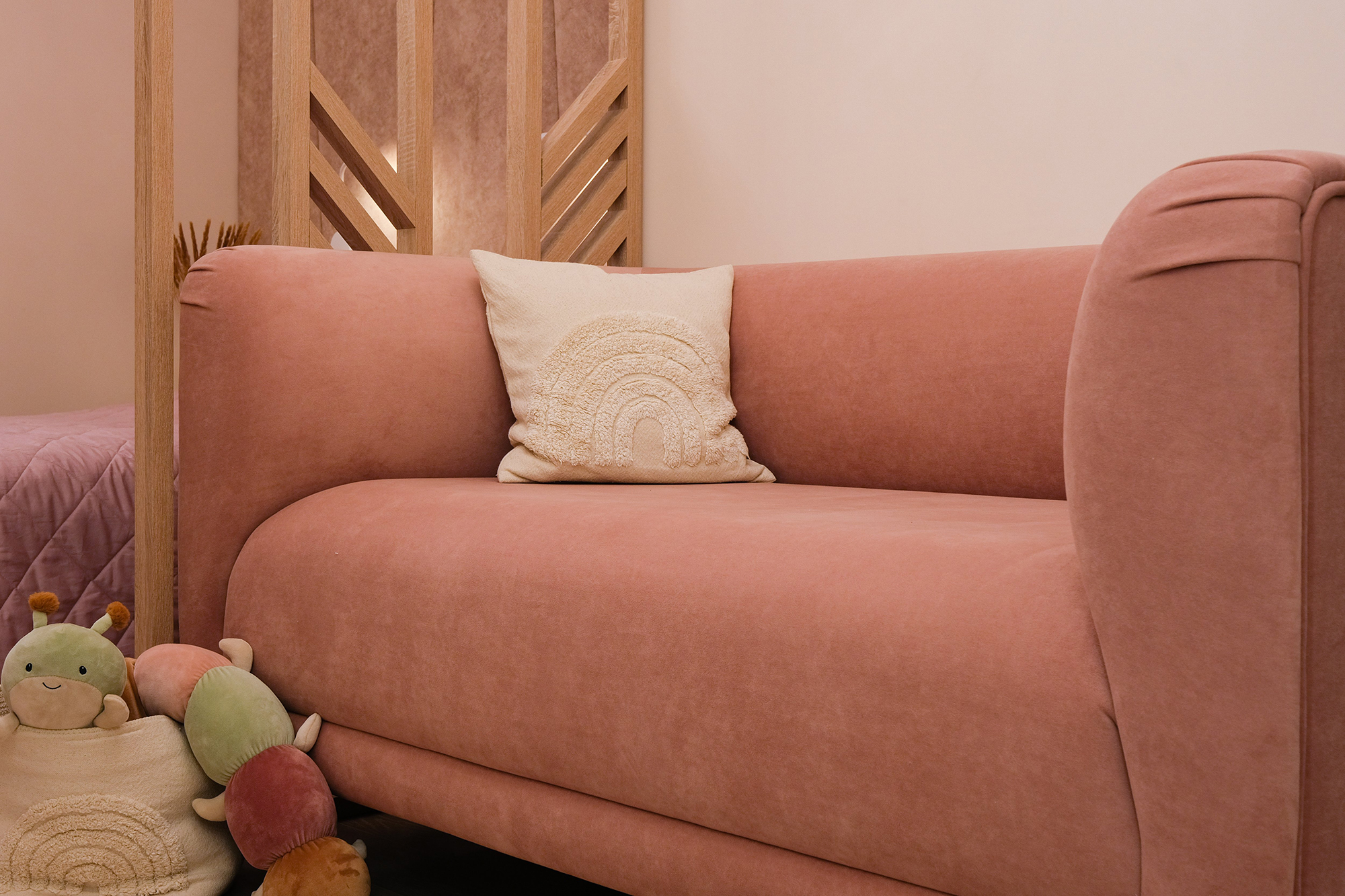Таунхаус с минималистичной гостиной на первом этаже и детской в пастельных тонах: фото NaN